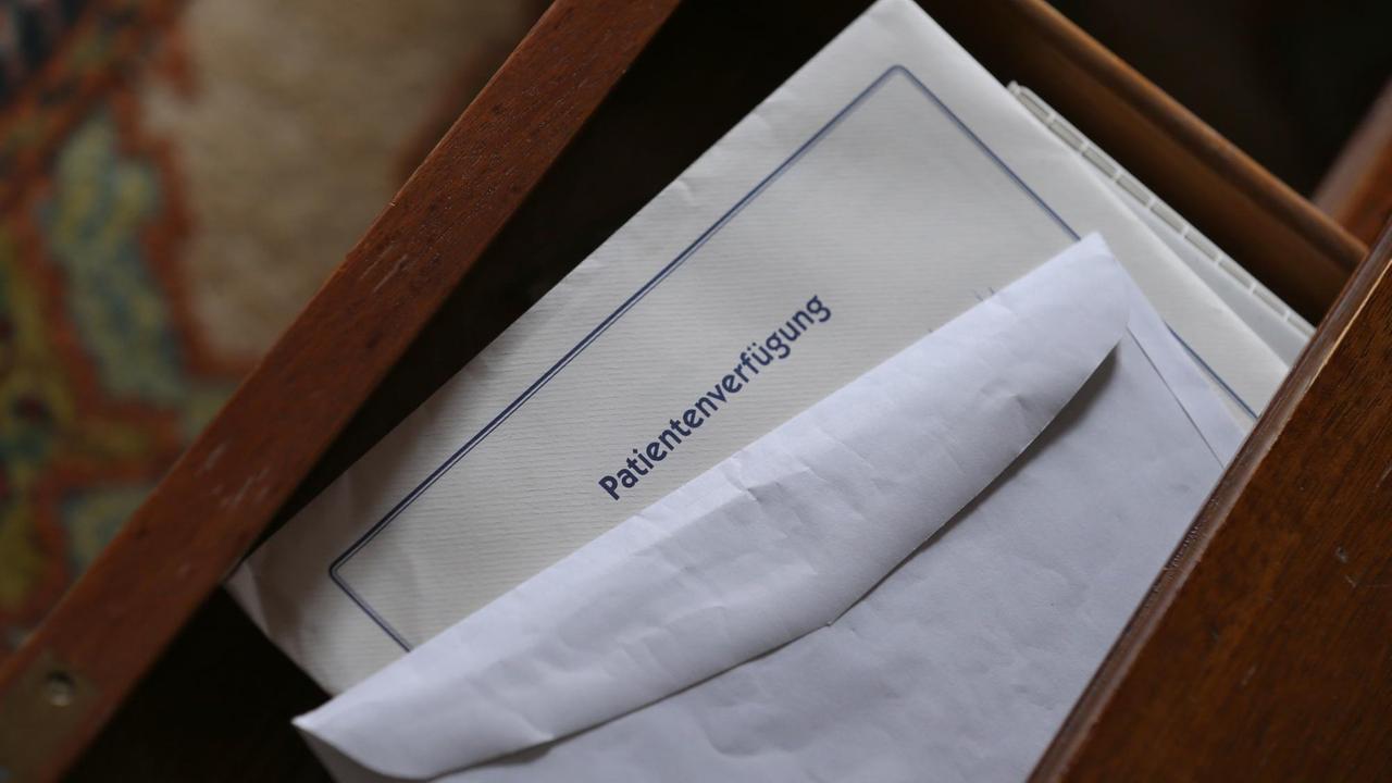 Ein Patientenverfügungsdokument liegt in einer offenen Schublade.