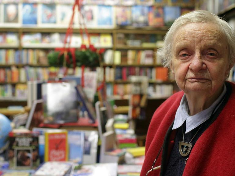 Die Buchhändlerin Helga Weyhe steht in ihrer Buchhandlung in der Hansestadt Salzwedel (Sachsen-Anhalt).