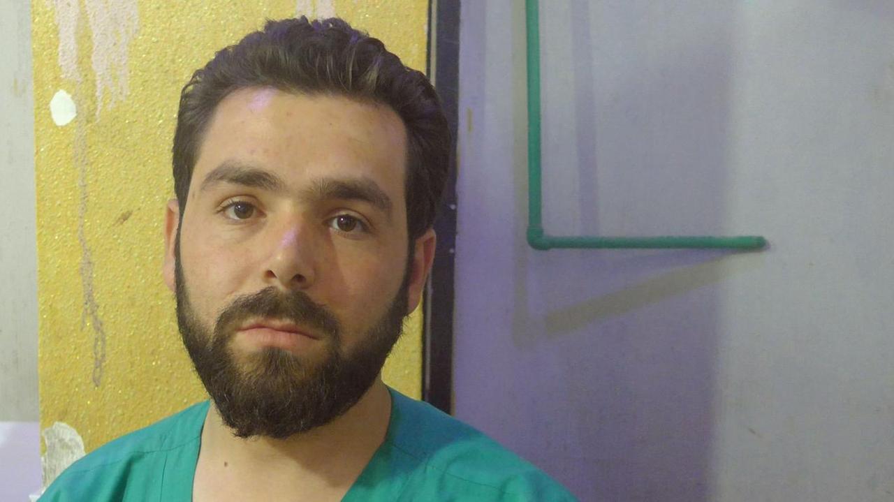 Der Arzt Malik al Nadschar erklärt, am 7. April im Krankenhaus in Douma behandelt zu haben. Einen Giftgaseinsatz habe es an diesem Tag nicht gegeben, sagt er.