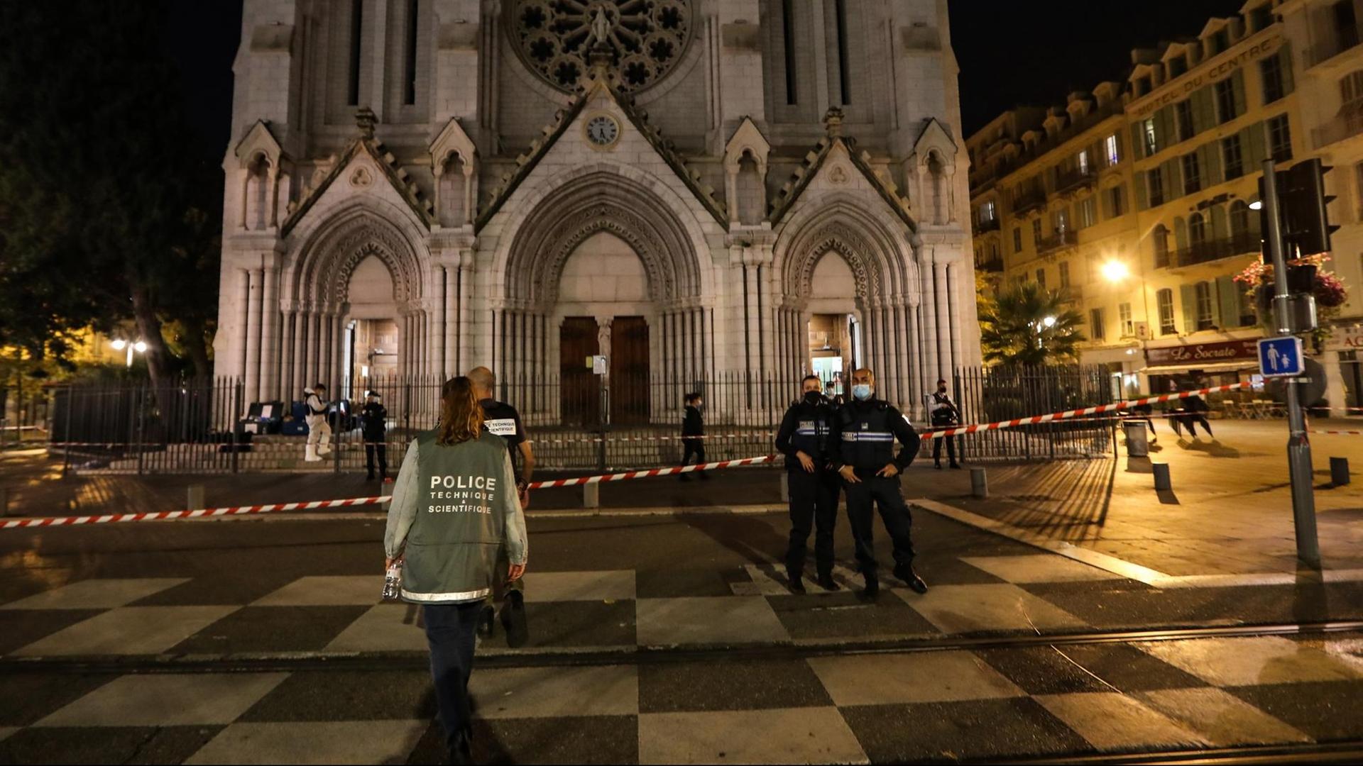 Das Foto zeigt einen Ermittler vor der Kirche Notre-Dame de l'Assomption in Nizza.