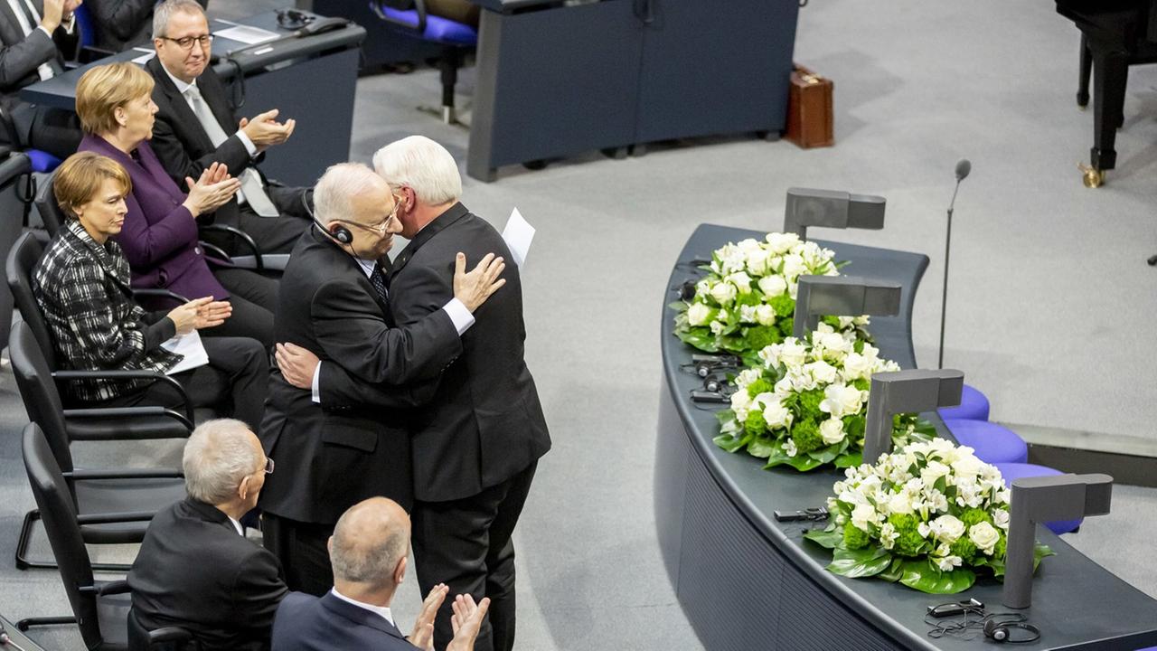 Reuven Rivlin (M, l), Staatspräsident von Israel, und Bundespräsident Frank-Walter Steinmeier (M, r) umarmen sich bei der Gedenkstunde im Deutschen Bundestag für die Opfer des Nationalsozialismus nach Steinmeiers Rede.