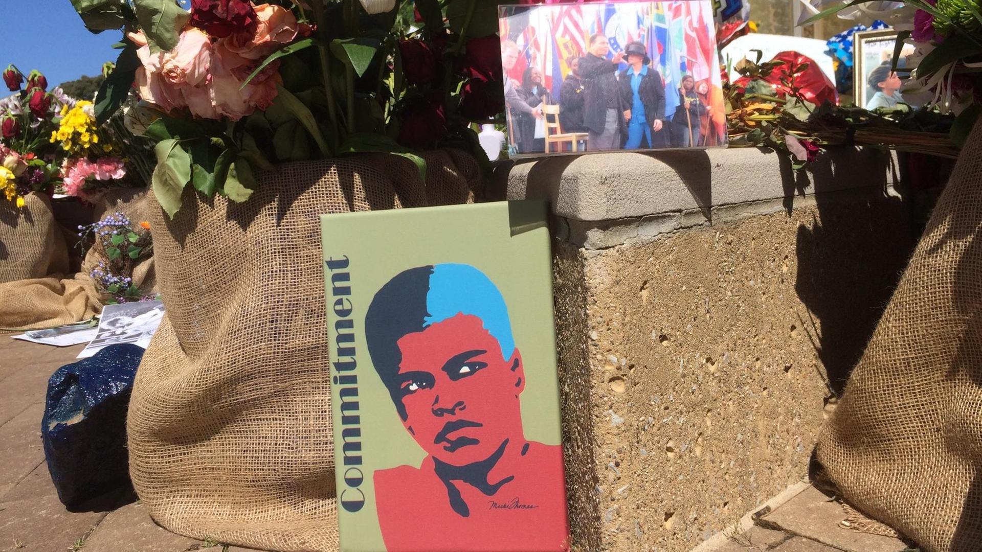 Blumenschmuck und Fotos vor dem Muhammad-Ali-Center Louisville