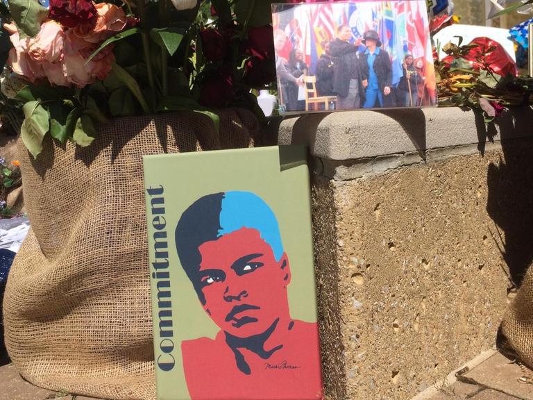 Blumenschmuck und Fotos vor dem Muhammad-Ali-Center Louisville