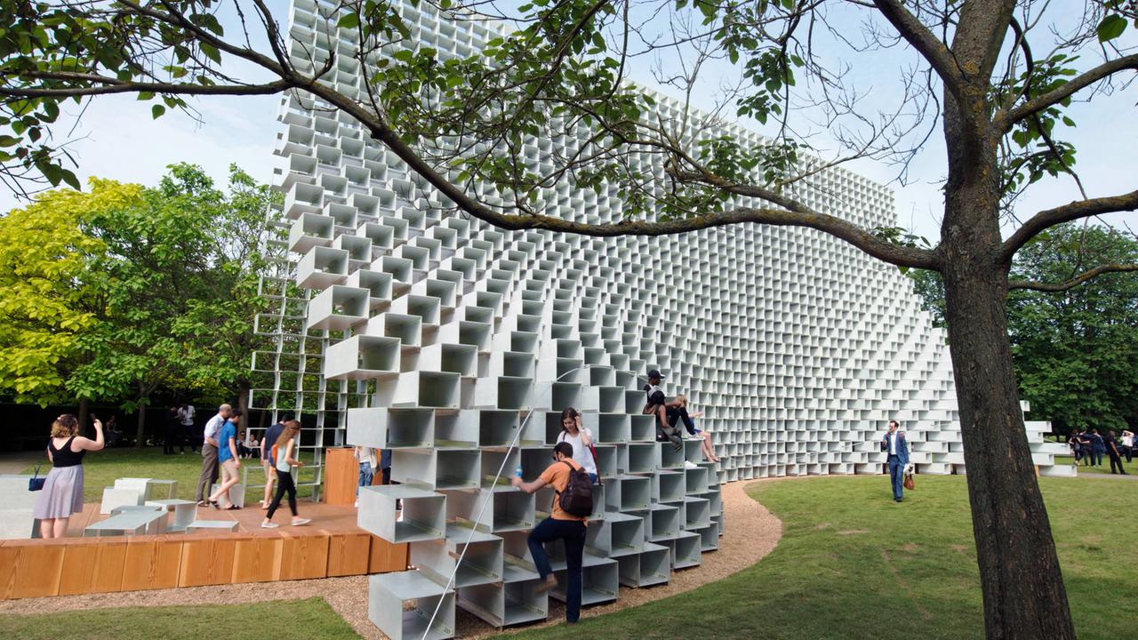 Serpentine Pavilion im Londoner Hyde Park im Sommer 2016