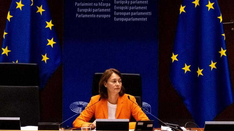 Katarina Barley sitzt während einer Plenarsitzung im EU-Parlament auf ihrem Platz.