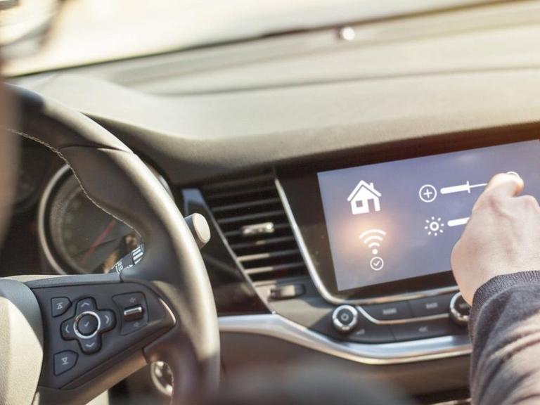 Fahrer mit Computer in seinem PKW