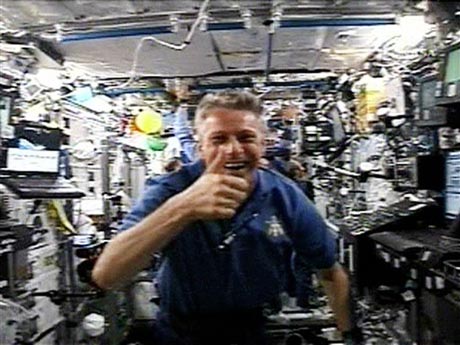 Der deutsche Astronaut Thomas Reiter signalisiert: Alles in Ordnung!
