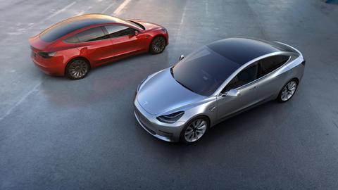 Zwei Exemplare des Model 3 von Tesla