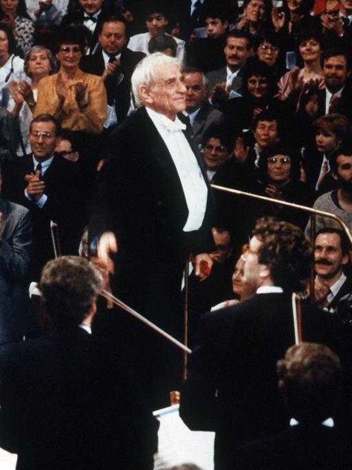 Leonard Bernstein dirigiert am 25. Dezember 1989 das mit einem internationalen Ensemble besetzte Ost-West-Konzert in Berlin.