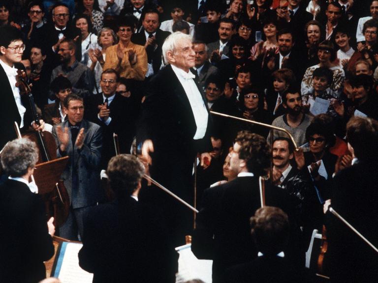 Leonard Bernstein dirigiert am 25. Dezember 1989 das mit einem internationalen Ensemble besetzte Ost-West-Konzert in Berlin.