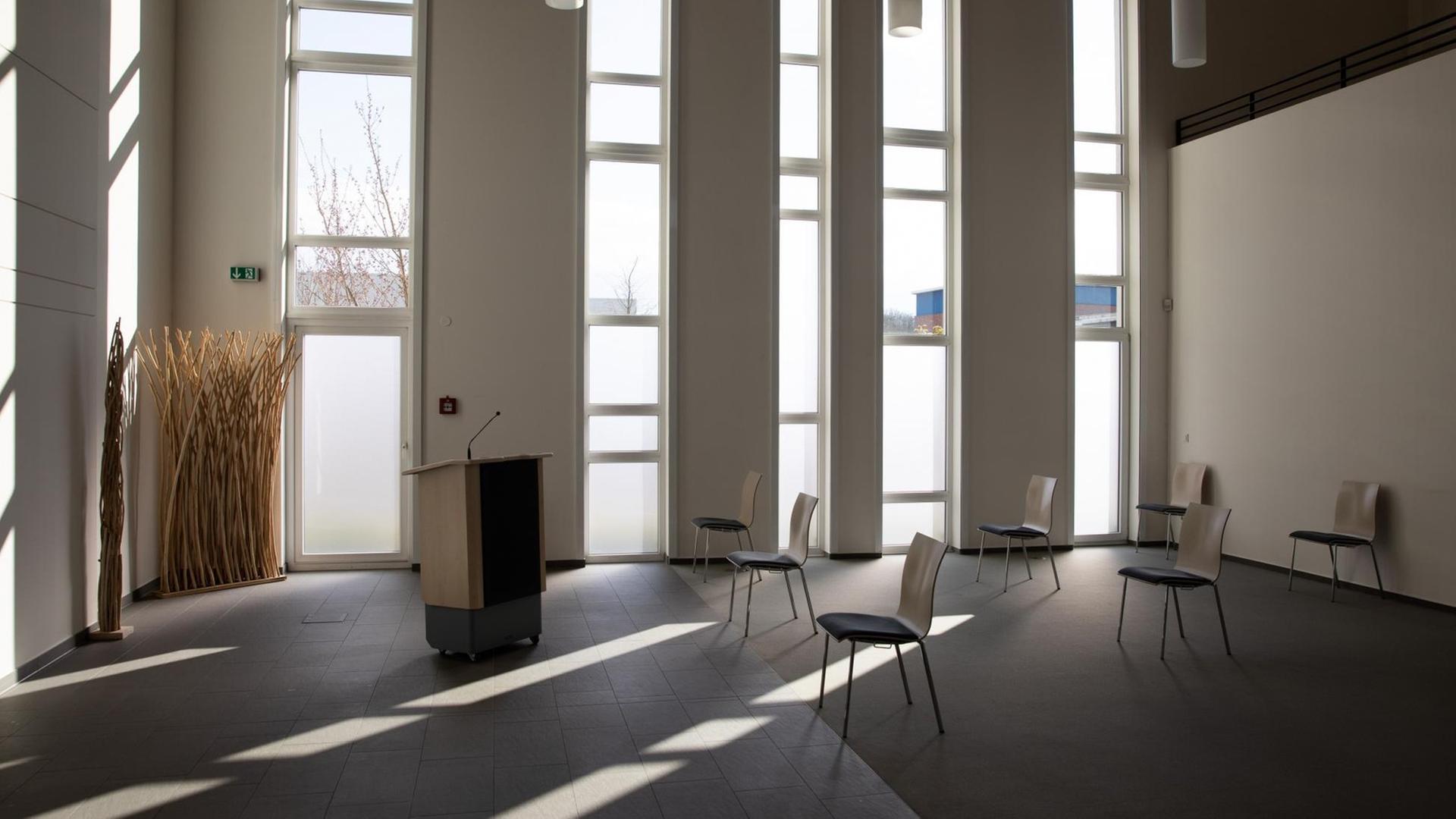 Stühle stehen mit großem Abstand in der Trauerhalle des Bestattungsunternehmens Seemann. Hamburger Bestatter fürchten, im Falle einer Verschärfung der Corona-Pandemie nicht ausreichend mit Schutzkleidung und Desinfektionsmitteln versorgt zu sein. (zu dpa "Bestatter: Wir brauchen ausreichend Schutzkleidung und Systemrelevanz")