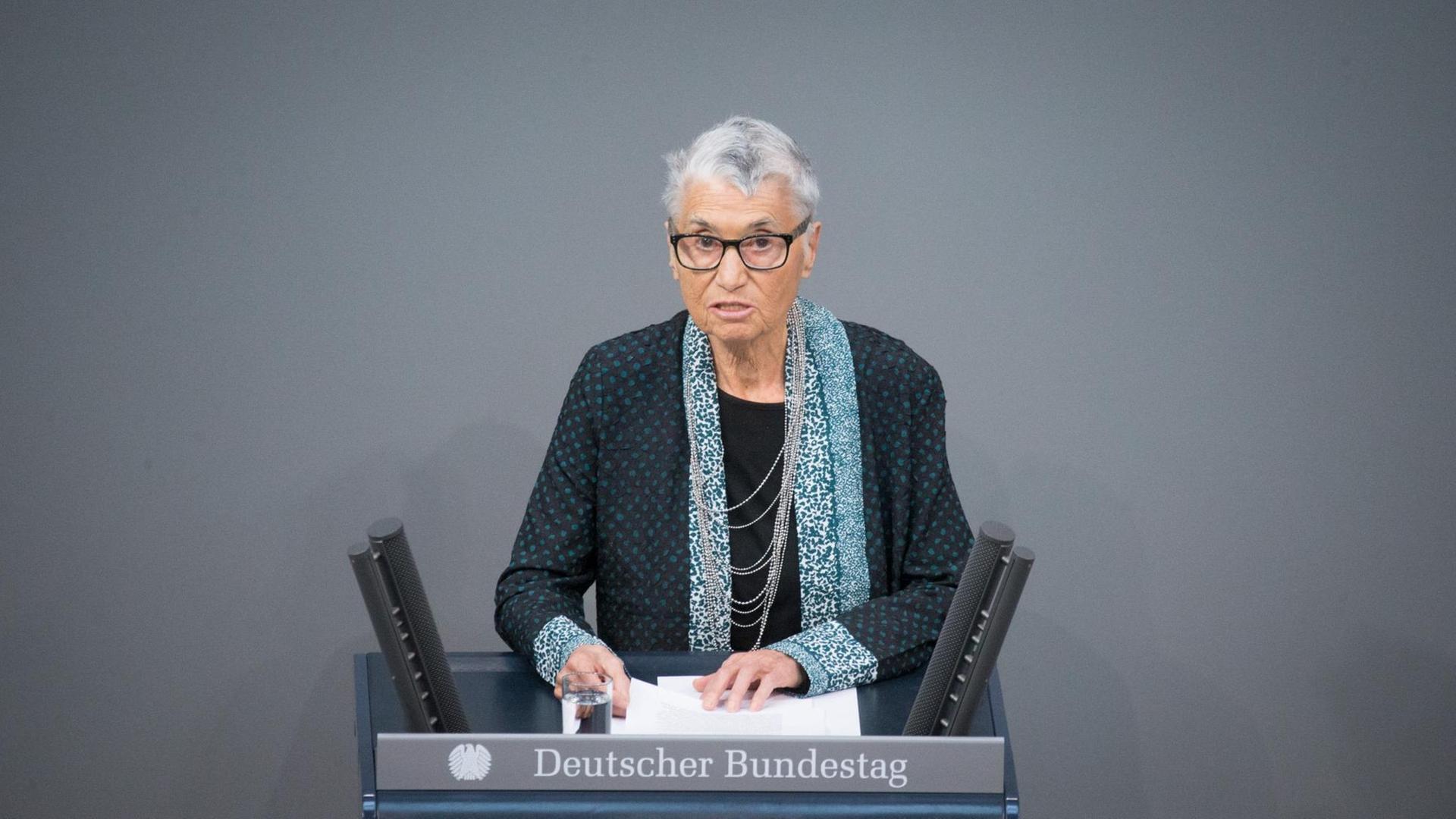 Die Holocaust-Überlebende Ruth Klüger spricht am 27.01.2016 in Berlin im Bundestag bei der Gedenkveranstaltung.