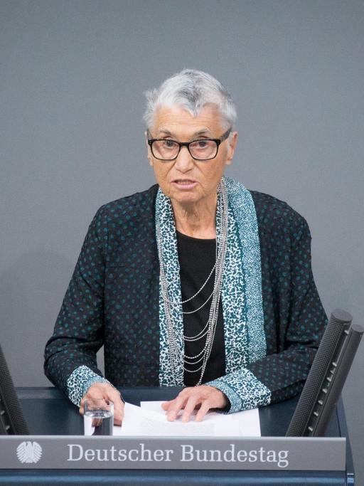 Die Holocaust-Überlebende Ruth Klüger spricht am 27.01.2016 in Berlin im Bundestag bei der Gedenkveranstaltung.