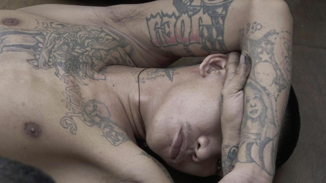 Ein Insasse des Quezon City Jail in Manila schläft auf dem Boden.