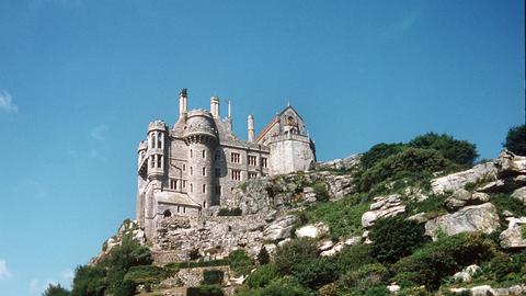 Blick von Marazion aus auf die Burg auf der Felseninsel St. Michael's Mount in Cornwall.