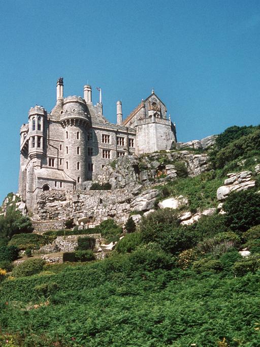 Blick von Marazion aus auf die Burg auf der Felseninsel St. Michael's Mount in Cornwall. 
