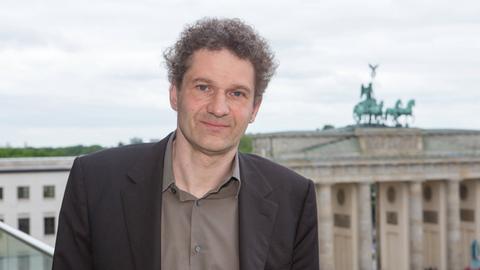 Florian Höllerer ist Geschäftsleiter des LCB - Literarisches Colloquium Berlin, fotografiert in der Akademie der Künste Berlin.