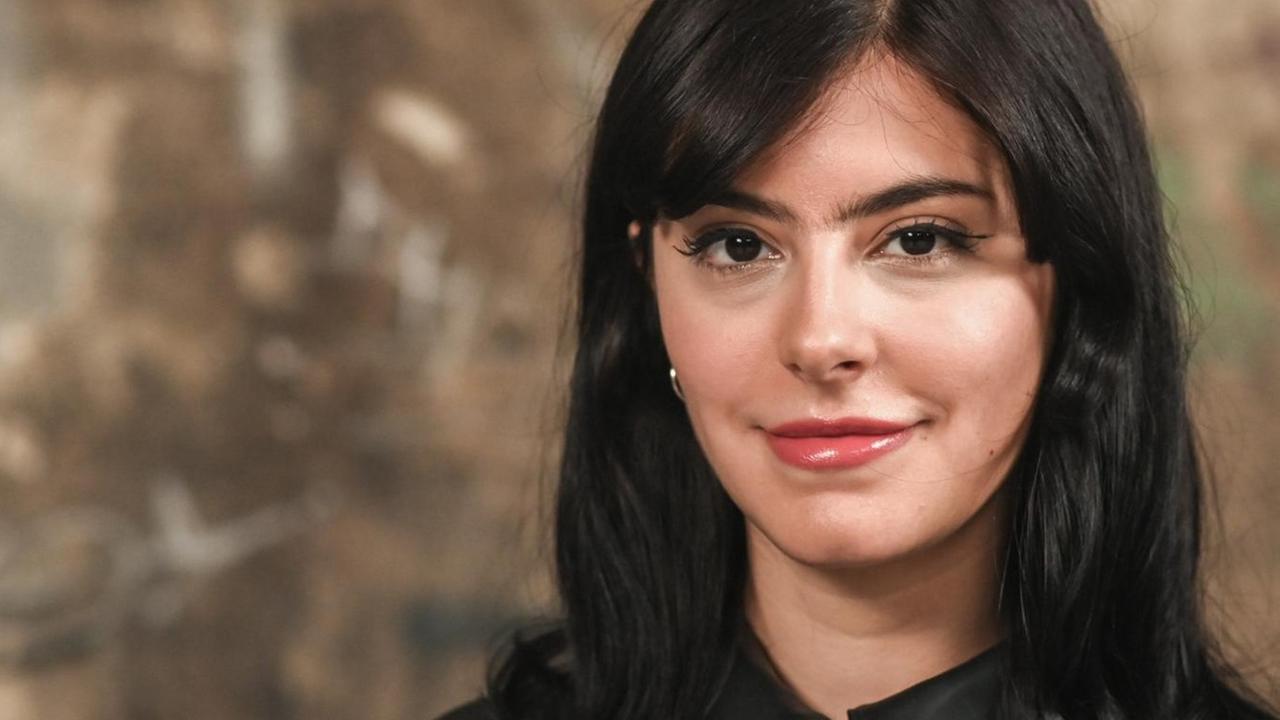 Eine junge Frau lächelt und blickt in die Kamera. Es ist die Journalistin Seyda Kurt.