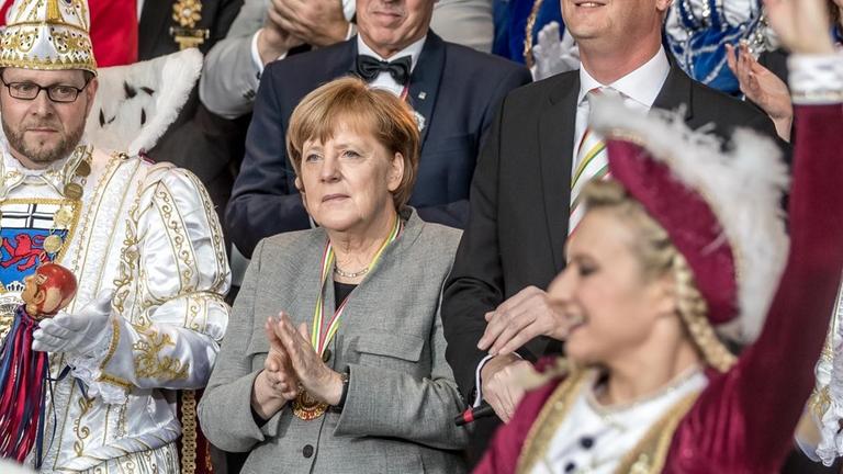 Bundeskanzlerin Angela Merkel (CDU) steht am 23.01.2018 im Kanzleramt in Berlin, beim Empfang des Bundes Deutscher Karneval und Abordnungen mit Prinzenpaaren aus den Bundesländern durch die Kanzlerin, zusammen.