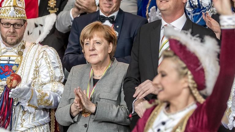 Bundeskanzlerin Angela Merkel (CDU) steht am 23.01.2018 im Kanzleramt in Berlin, beim Empfang des Bundes Deutscher Karneval und Abordnungen mit Prinzenpaaren aus den Bundesländern durch die Kanzlerin, zusammen. 