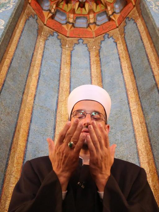 Ein Imam betet in der Sultan Fatih Moschee in Sarajevo, Bosnien-Herzegowina.