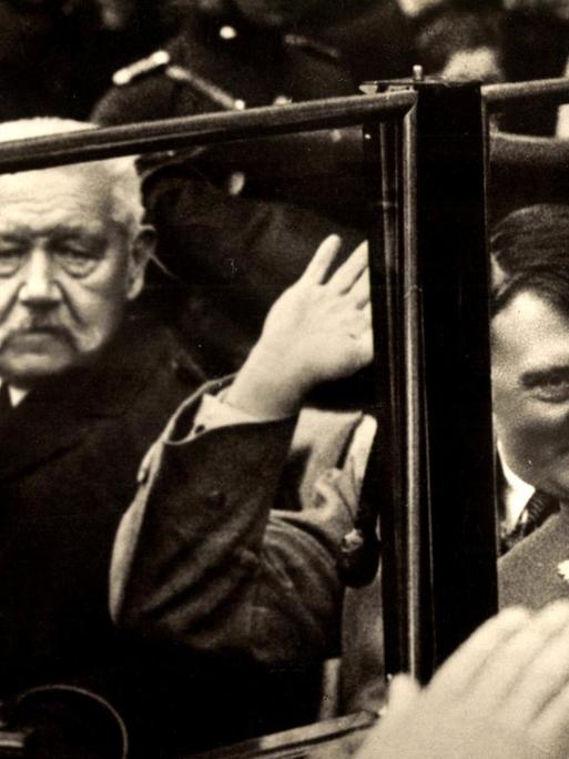 Reichspräsident von Hindenburg und Adolf Hitler, winkend in einem Auto bei einer Jugendkundgebung im Lustgarten in Berlin. Postkarte aus der Weimarer Republik.