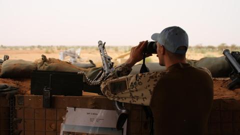 Ein Bundeswehrsoldat bewacht am 08.05.2016 das Camp Castor im Norden Malis, in dem deutsche und holländische UN-Truppen untergebracht sind.