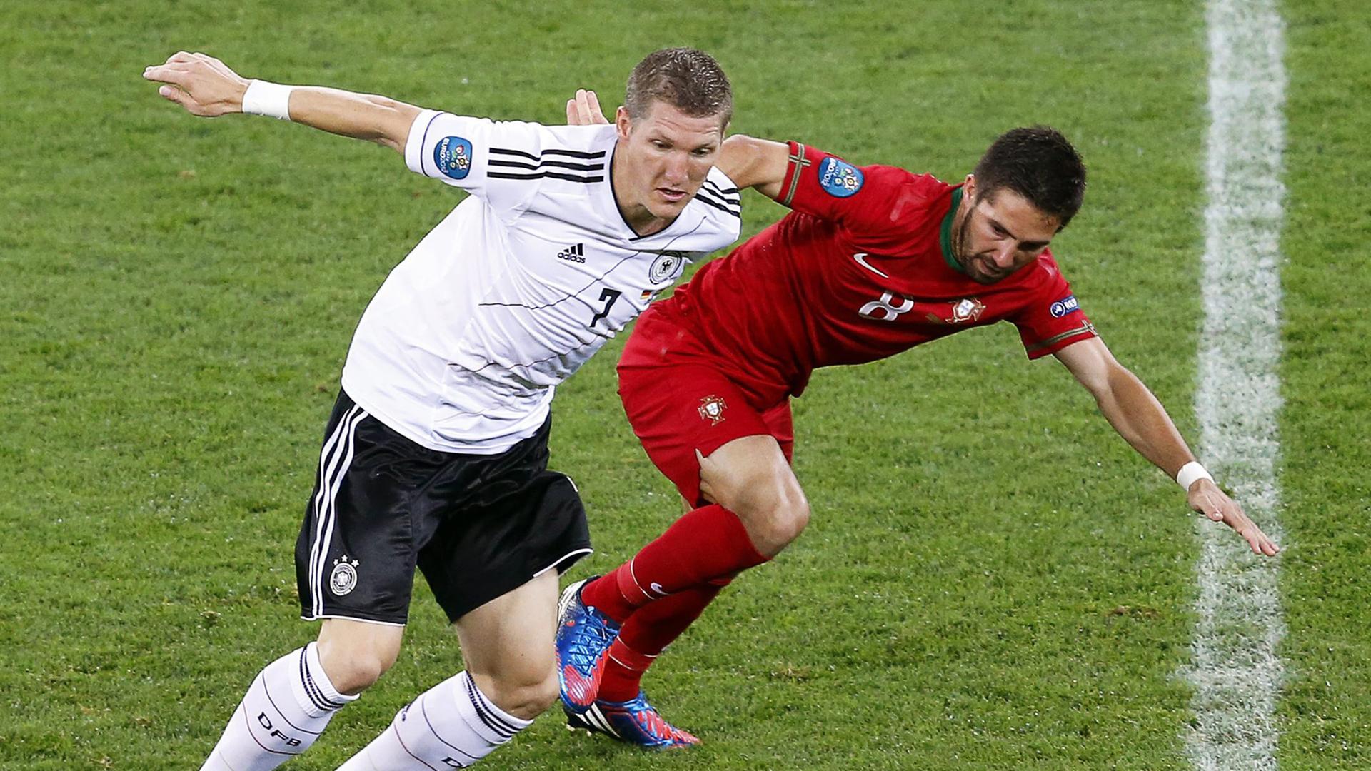 Der Deutsche Bastian Schweinsteiger und der Portugiese Joao Moutinho im EM-Spiel in Lemberg