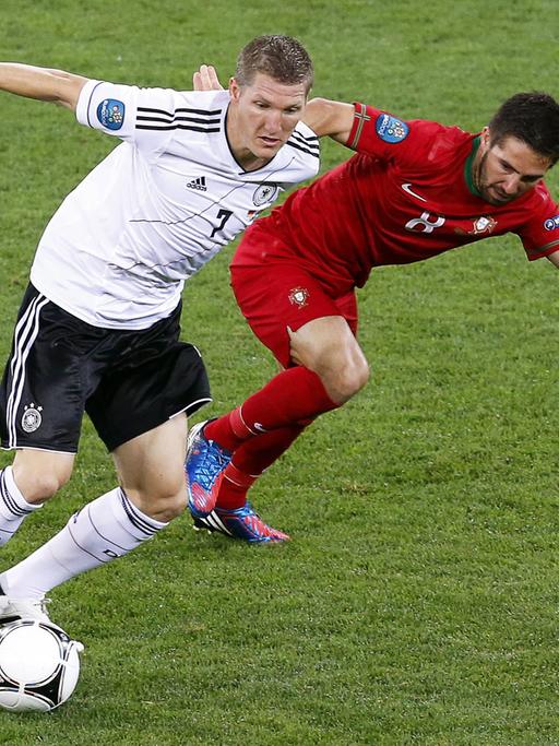Der Deutsche Bastian Schweinsteiger und der Portugiese Joao Moutinho im EM-Spiel in Lemberg