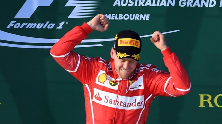 Sebastian Vettel jubelt über seinen Sieg in Melbourne.