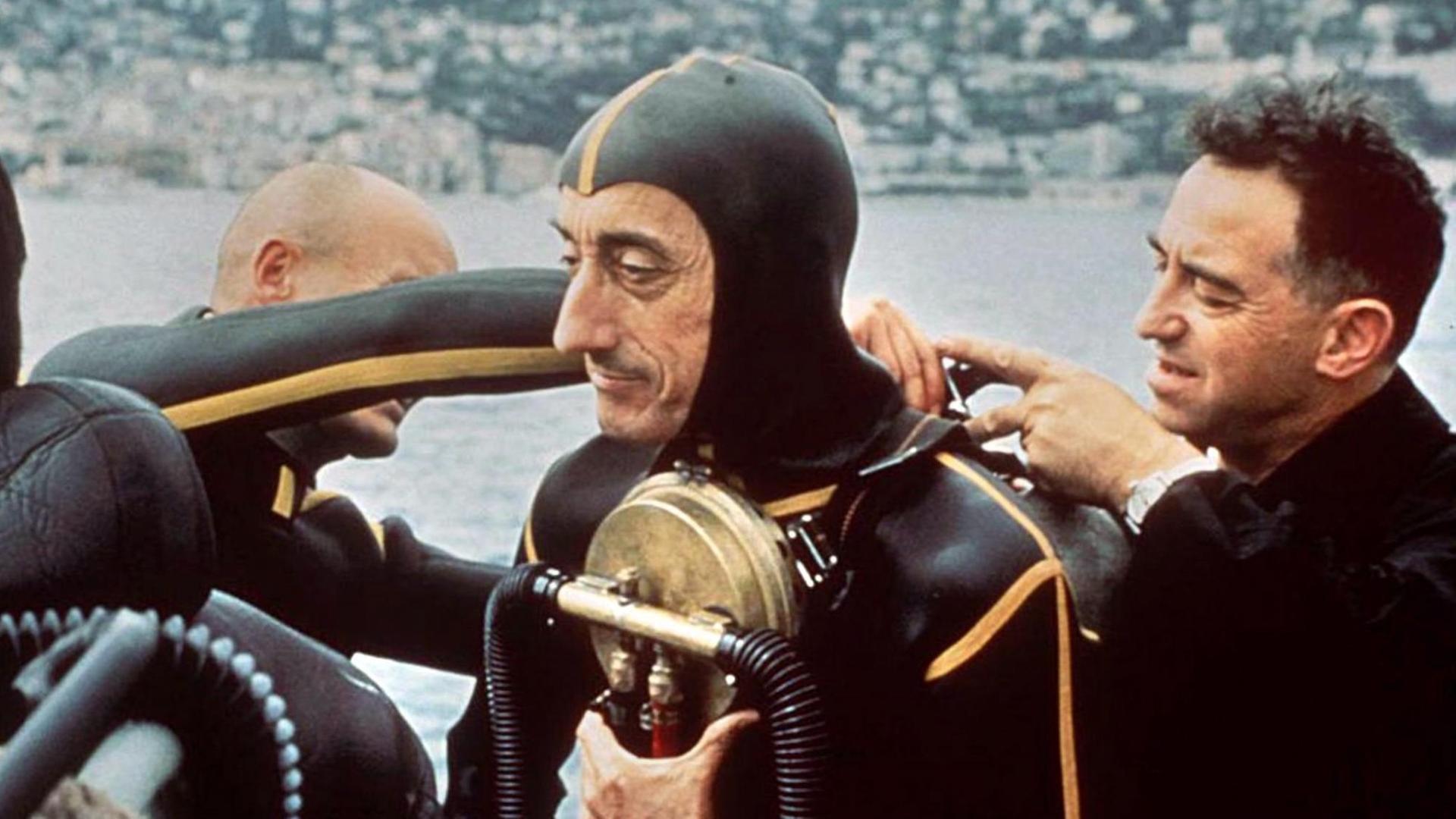 Der französische Meeresforscher Cousteau (M) vor einem Tauchgang