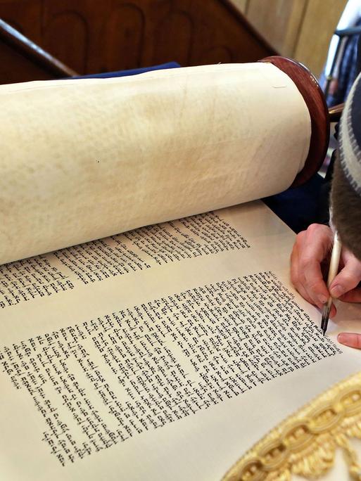 Ein Sofer schreibt die letzten Zeilen für eine neue Torarolle in der Synagoge der Jüdischen Gemeinde Halle/Saale.