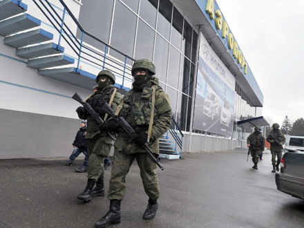 Unidentifizierte bewaffnete Kräfte patroullieren vor dem Flughafen in Simferopol auf der Halblinsel Krim, Ukraine.