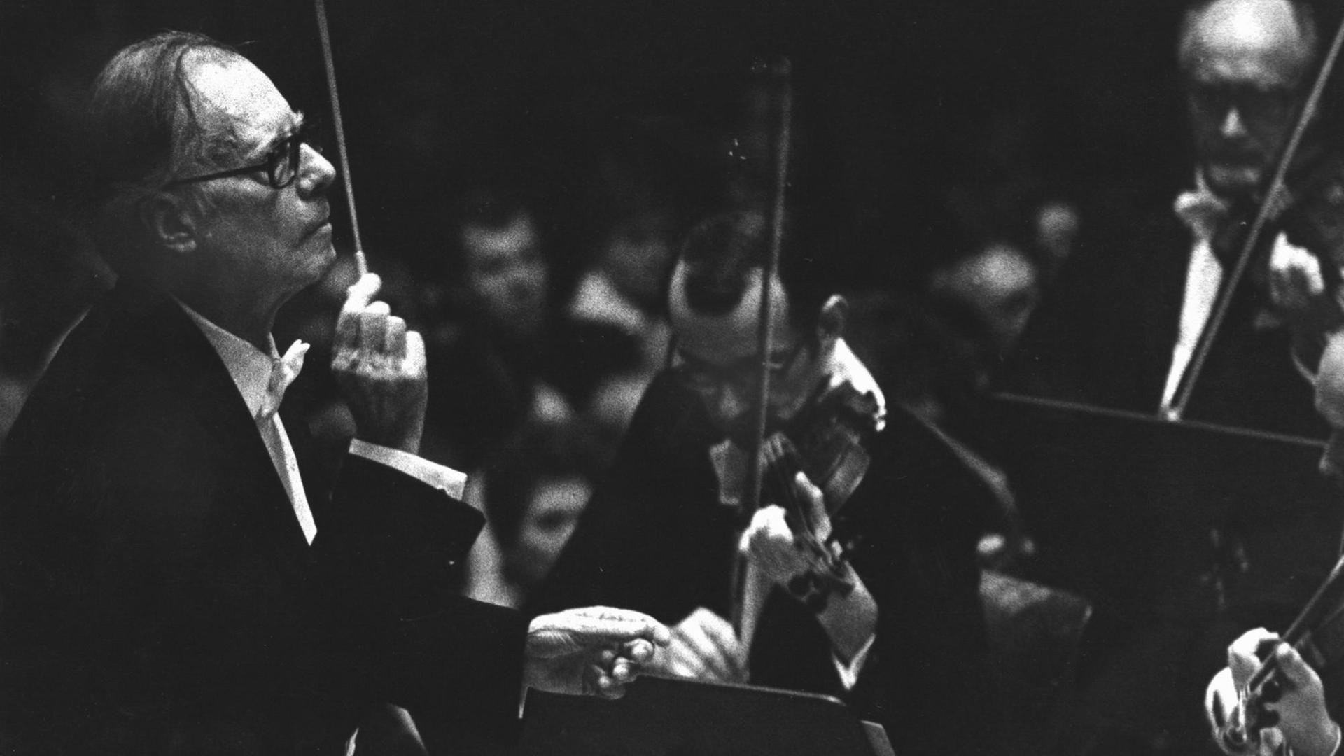 Im Rahmen der Internationalen Musikwochen in Luzern/Schweiz dirigiert der bekannte Dirigent Karl Böhm am 9.9.1976 die Wiener Philharmoniker. |