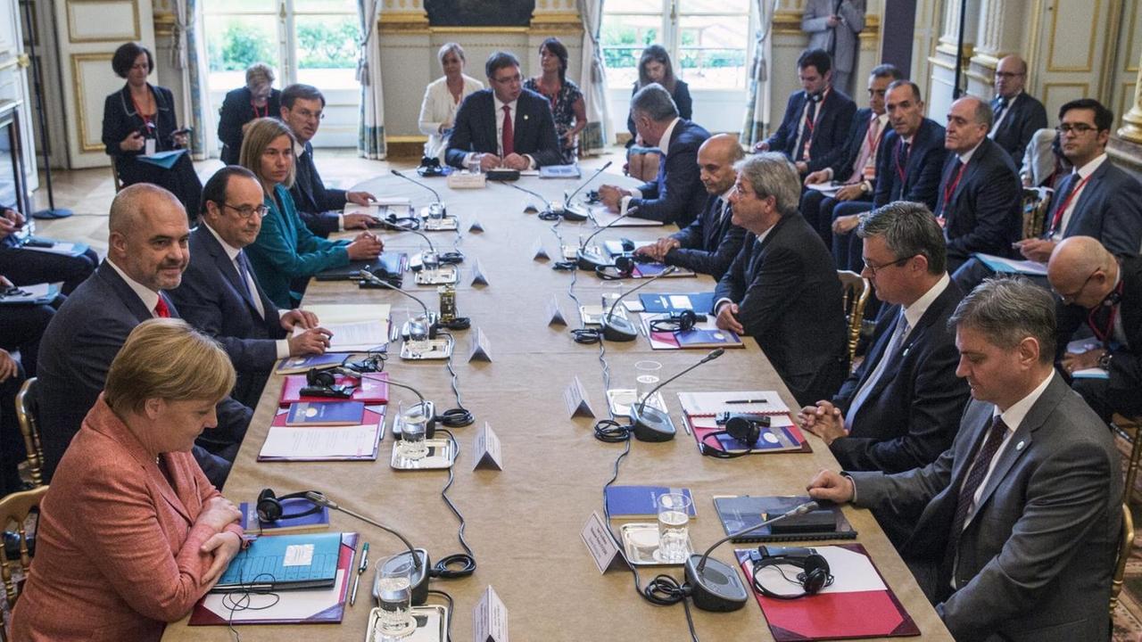 Die Teilnehmer der Westbalkankonferenz in Paris sitzen um einen Tisch herum