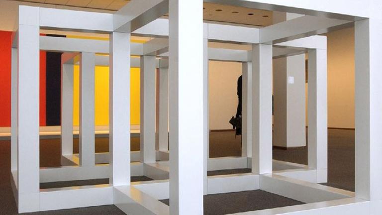 Die Installation "Modular Cube" von Sol LeWitt am 01.03.2002 in der Neuen Berliner Nationalgalerie