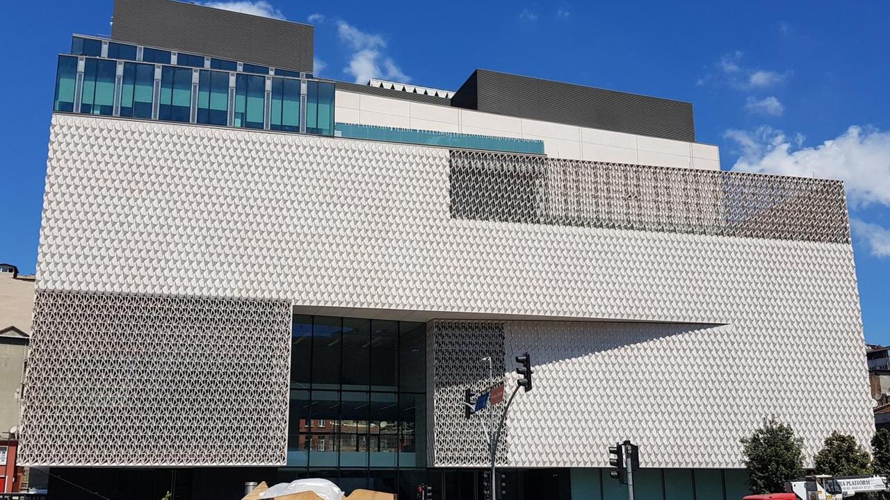 Das Arter Museum in Istanbul, eine moderne und assymetrische Fassade prägt das Erscheinungsbild des Gebäudes.