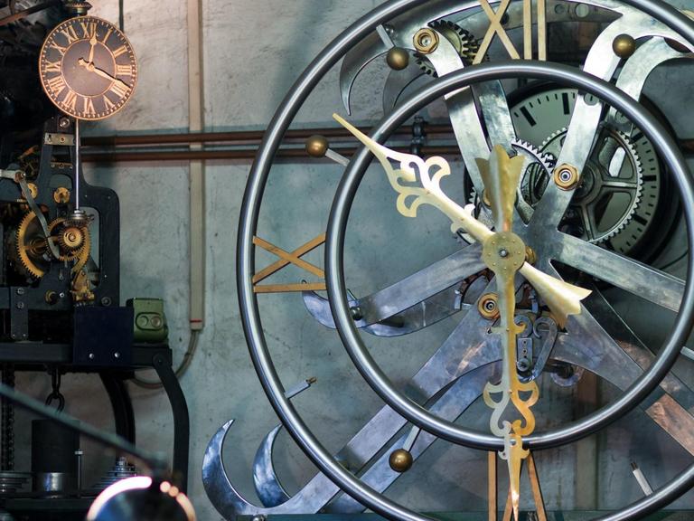 Eine selbst entwickelte Uhr mit halben Zahnrädern ist am 08.03.2012 in der Werkstatt von Helmuth Schmidt im mecklenburgischen Leppin zu sehen. Der gelernte Mechaniker und Uhrenliebhaber entwickelt und baut die merkwürdigesten Zeitmesser. Ein Uhrwerk mit halben Zahnrädern oder eine zehn Zentner schwere, rückwärtslaufende Uhr mit einem beweglichen Ziffernblatt entstanden bisher in der kleinen Werkstatt.