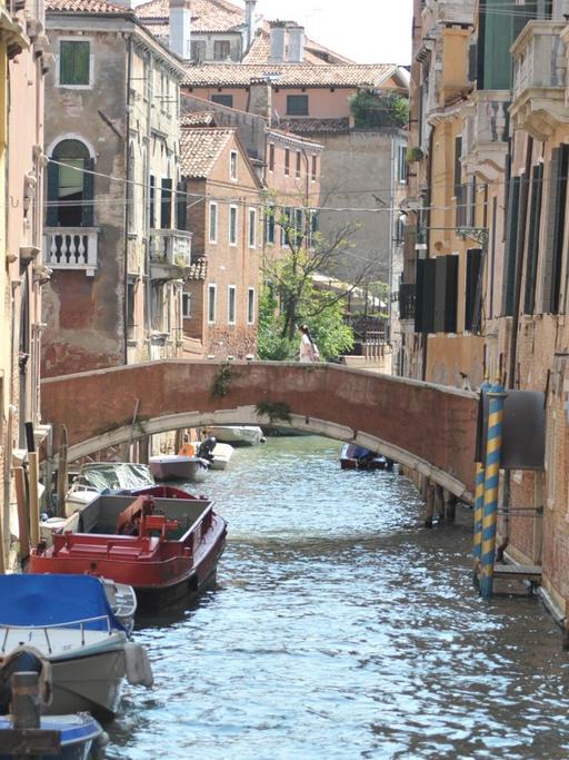Häuser und ein kleiner Kanal mit Booten im jüdischen Viertel nahe dem Platz Campo de Gheto Novo in Venedig