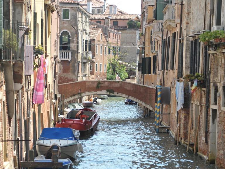 Häuser und ein kleiner Kanal mit Booten im jüdischen Viertel nahe dem Platz Campo de Gheto Novo in Venedig