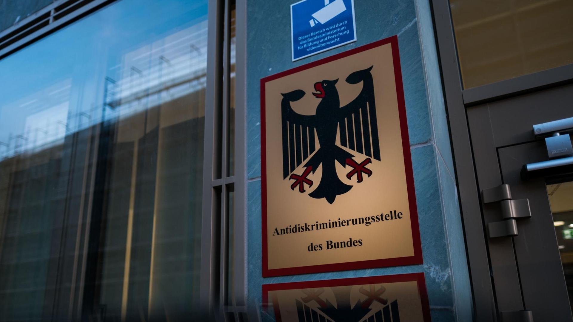 Das Türschild der Antidiskriminierungsstelle der Bundesrepubik Deutschland, aufgenommen am 19.10.2016 in Berlin.