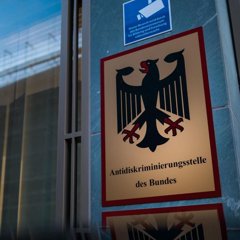 Das Türschild der Antidiskriminierungsstelle der Bundesrepubik Deutschland, aufgenommen am 19.10.2016 in Berlin. 