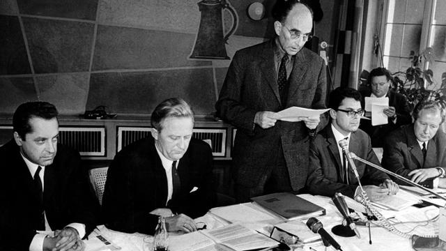 (l-r): Josef Mayer, Kurt Erlebach, Kurt Bachmann, Georg Polikeit und Ludwig Müller während der Pressekonferenz am 26. September 1968 in Frankfurt am Main, auf der die Gründung der "Deutschen Kommunistischen Partei" bekanntgegeben wurde. Ein aus 30 Männern und Frauen bestehender Bundesausschuß gab die Gründung der DKP bekannt und bekannte sich zu den im Grundgesetz der Bundesrepublik verankerten Grundsätzen und Grundrechten | Verwendung weltweit