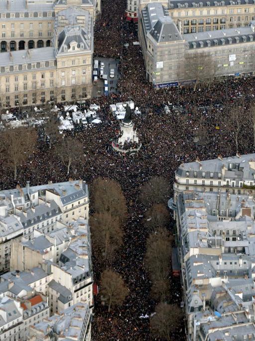 Hunderttausende Menschen setzen am 11.01.2015 in Paris ein Zeichen gegen den Terror