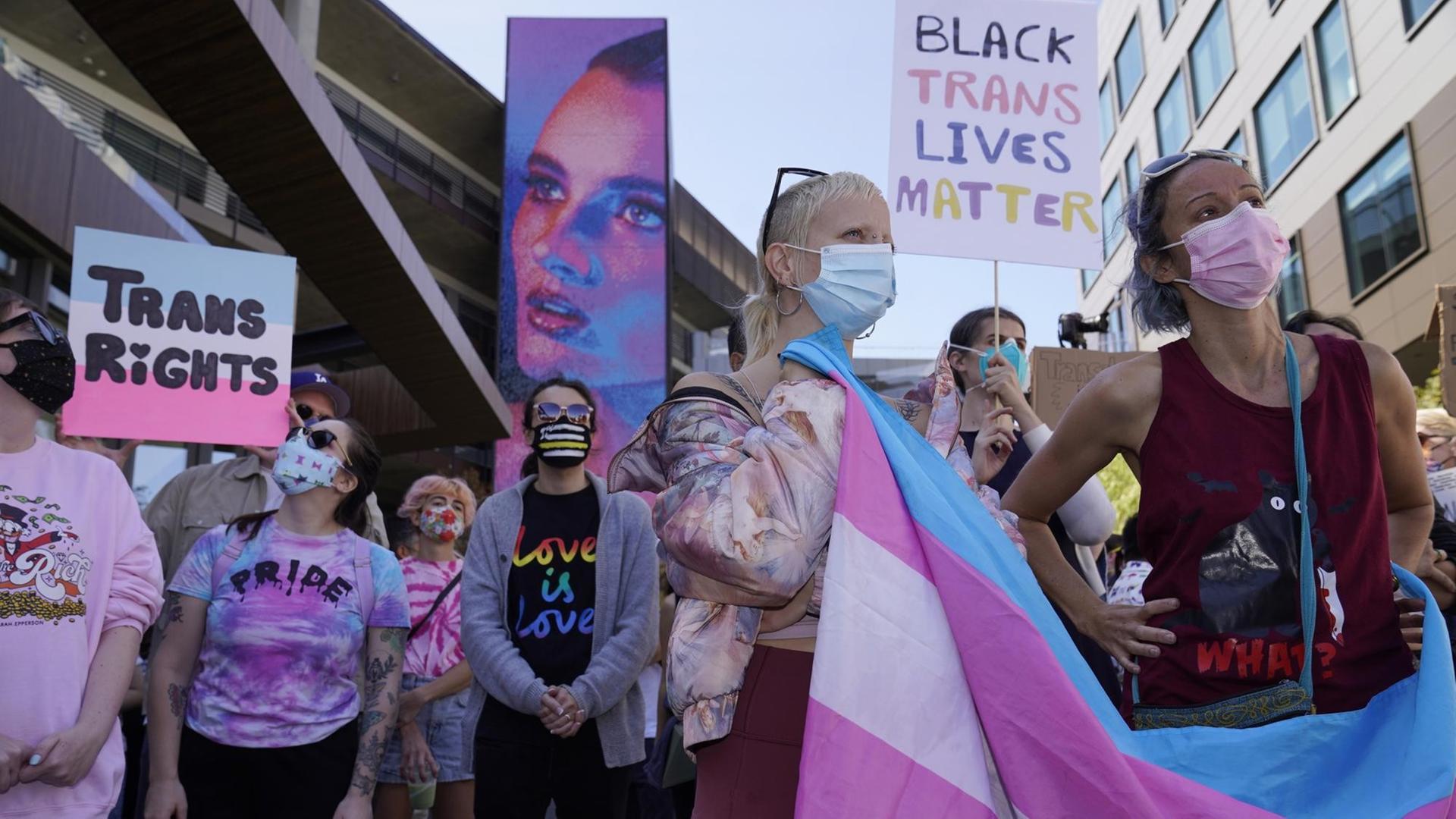 Protest in Hollywood, Los Angeles. Auf Bannern steht "Trans Rights" und "Black Trans Lives Matter". Protest in Hollywood, Los Angeles. Auf Bannern steht "Trans Rights" und "Black Trans Lives Matter".