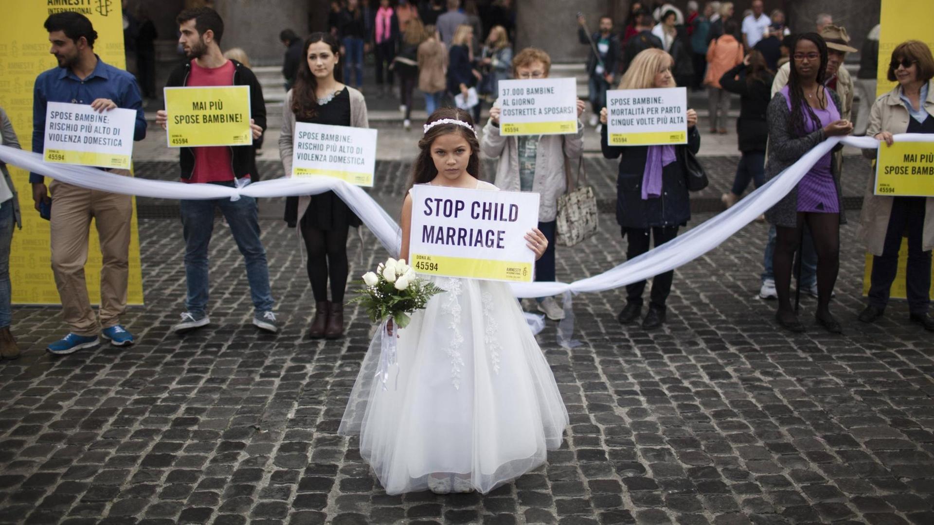 Demonstration von Amnesty International in Rom gegen Kinderheirat