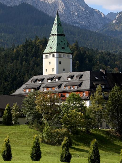 Eine Außenansicht des Schloss Elmau, aufgenommen am 15.09.2014 in Elmau in der Nähe von Krün und Mittenwald (Bayern). Hier findet vom 04. bis 05.06.2015 der G8-Gipfel statt.