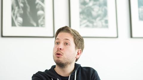 Kevin Kühnert guckt erstaunt in die Luft