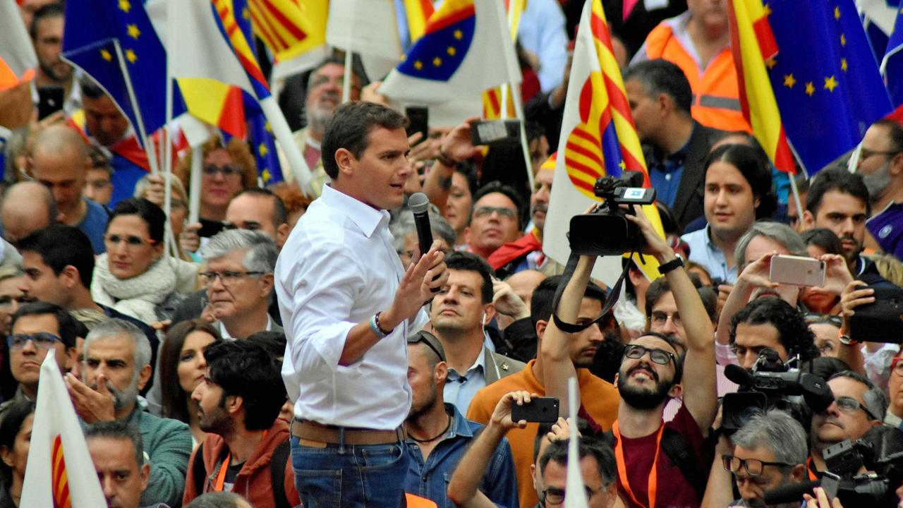 Albert Rivera, Vorsitzender der Partei Ciudadanos, redet auf der Plaça Sant Jaume in Barcelona im Oktober 2018 während einer Demonstration für die spanische Verfassung.