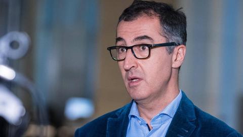 Im Bild ist Cem Özdemir Bündnis 90/Die Grünen während eines Interviews im deutschen Bundestag zu sehen.